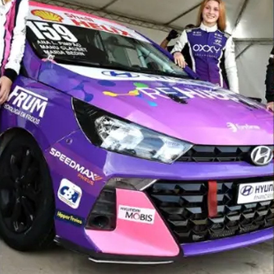 Maria Bedin ao lado do HB20 #159 no box