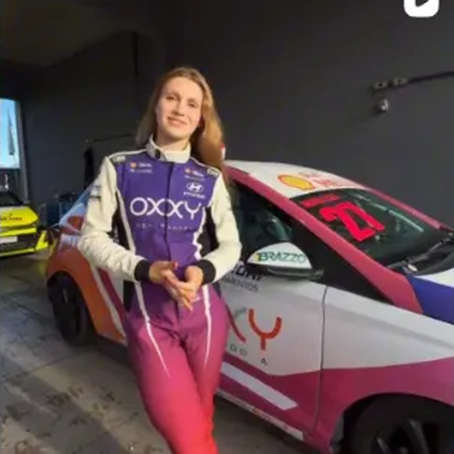 Maria Bedin no box ao lado do carro de corrida