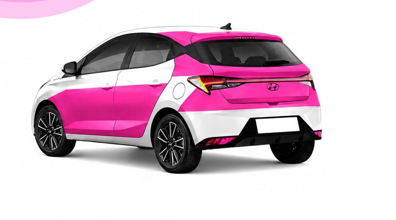 Hyundai HB20 de corrida com adesivagem rosa e espaços para marcas patrocinadoras