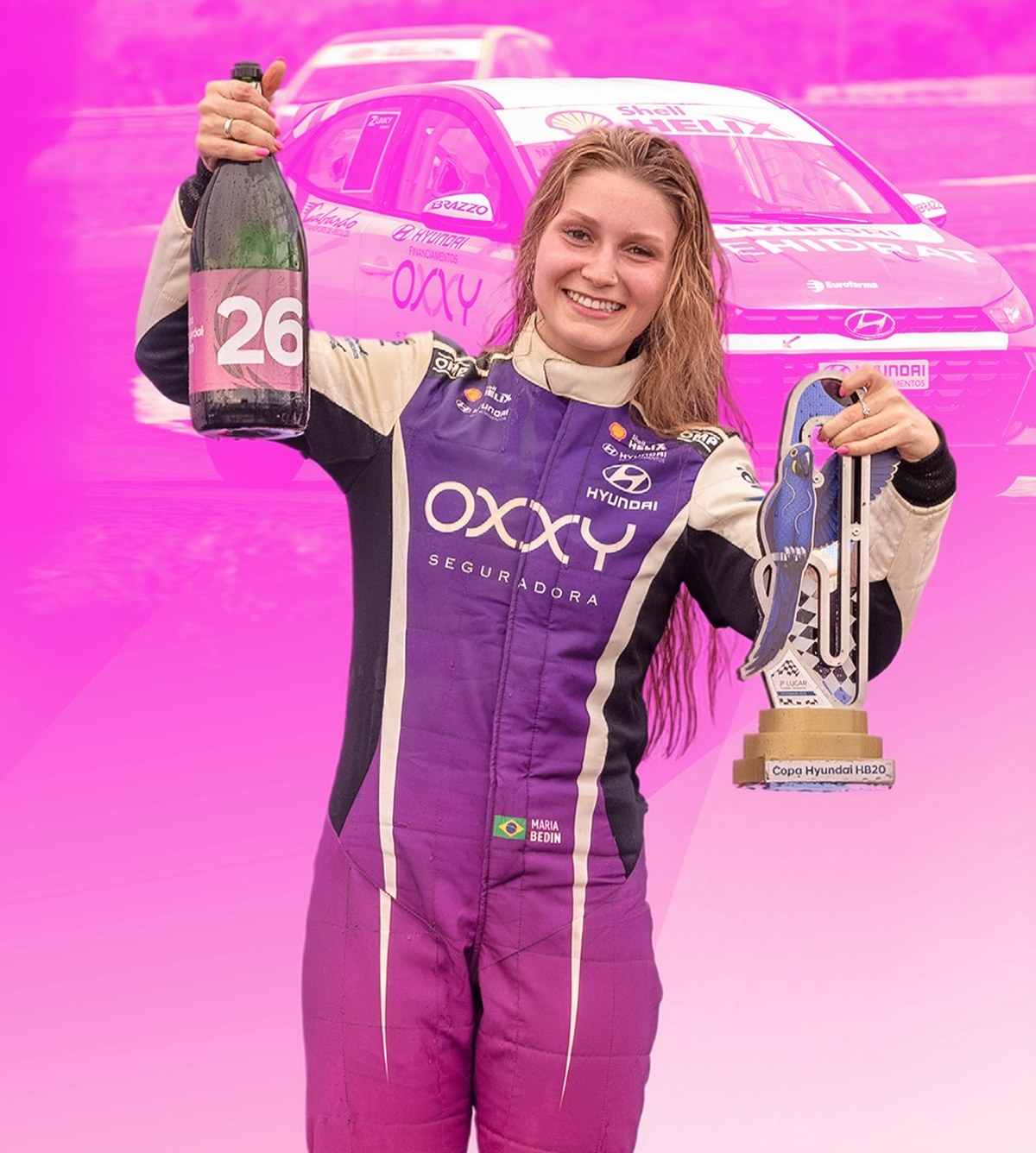 Maria Bedin comemorando no pódio com troféu da Copa Hyundai HB20