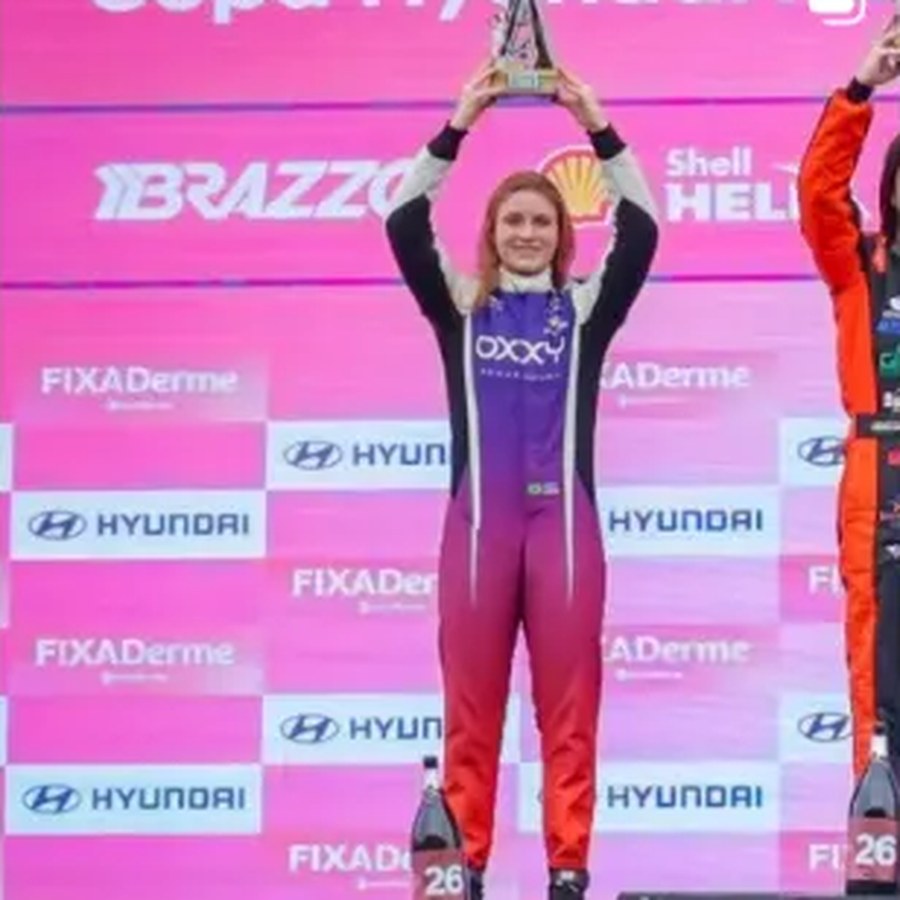 Maria Bedin comemorando no pódio da Copa Hyundai HB20